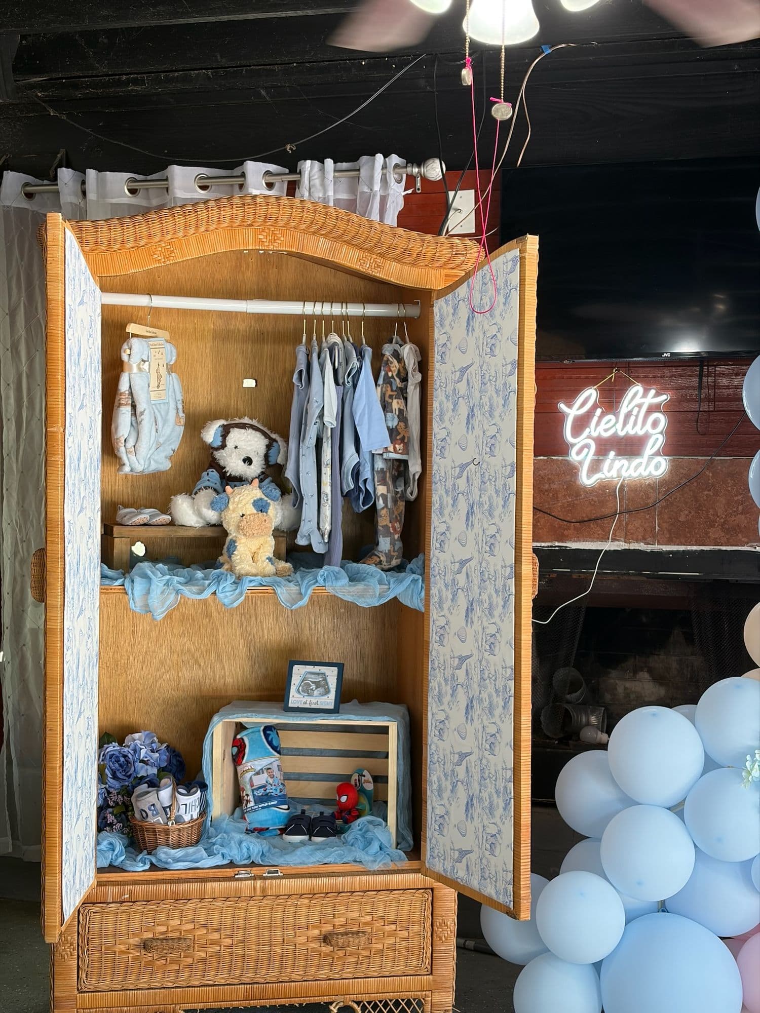 Detalles del ropero con el letrero de neón Cielito Lindo al fondo
