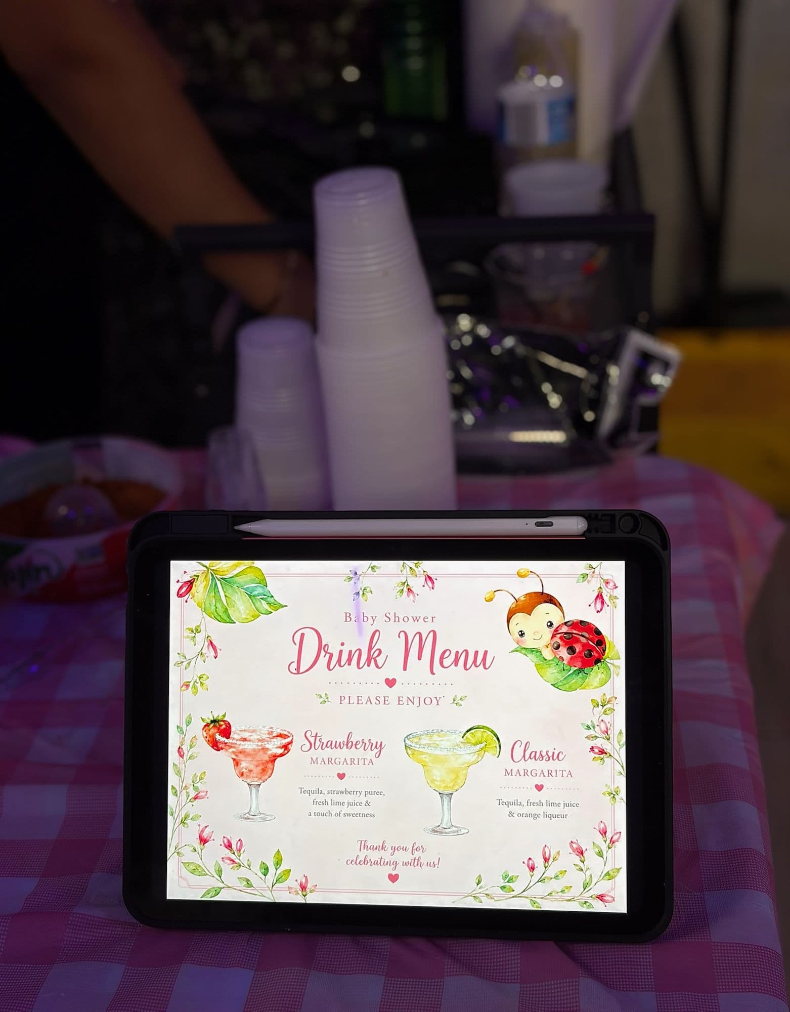 Menú de bebidas con tema de catarinas en una tableta