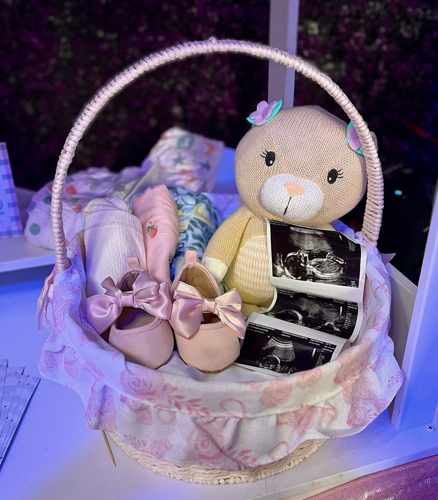 Canasta de regalo con oso de peluche, zapatitos y recuerdos