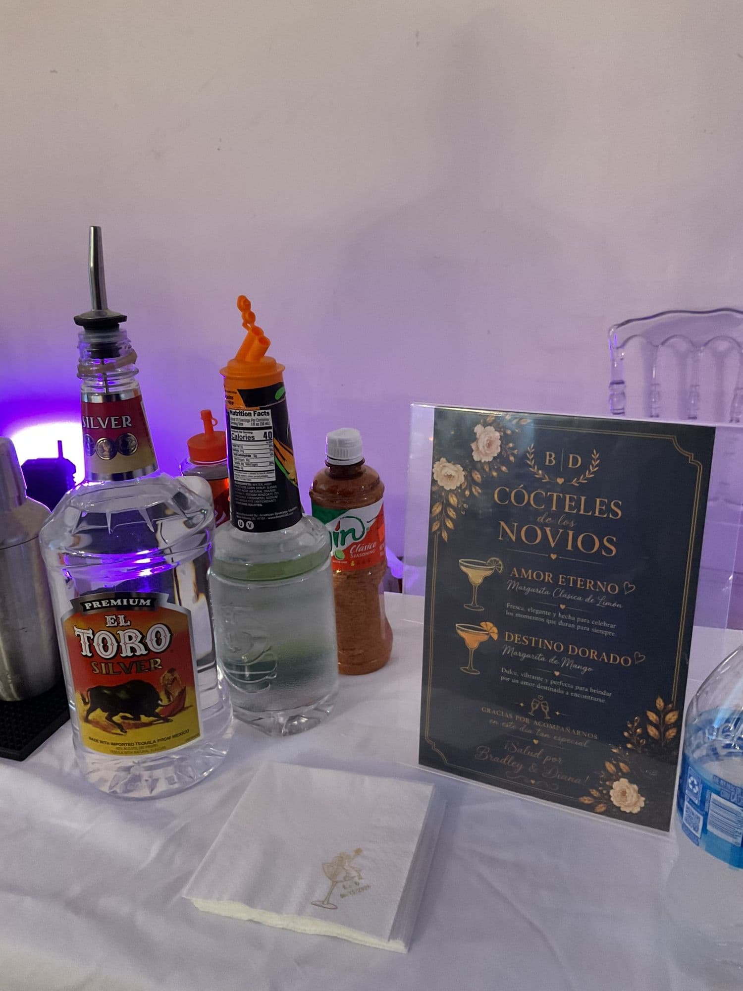 Menú de cócteles de los novios en la barra