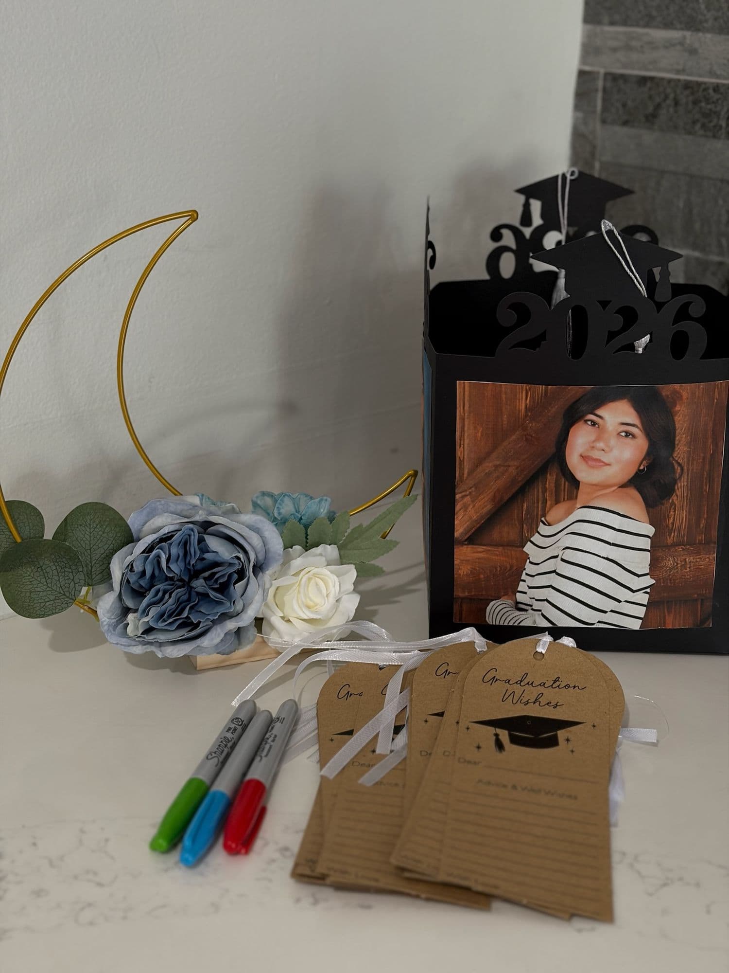 Advice cards and markers beside a photo centerpiece