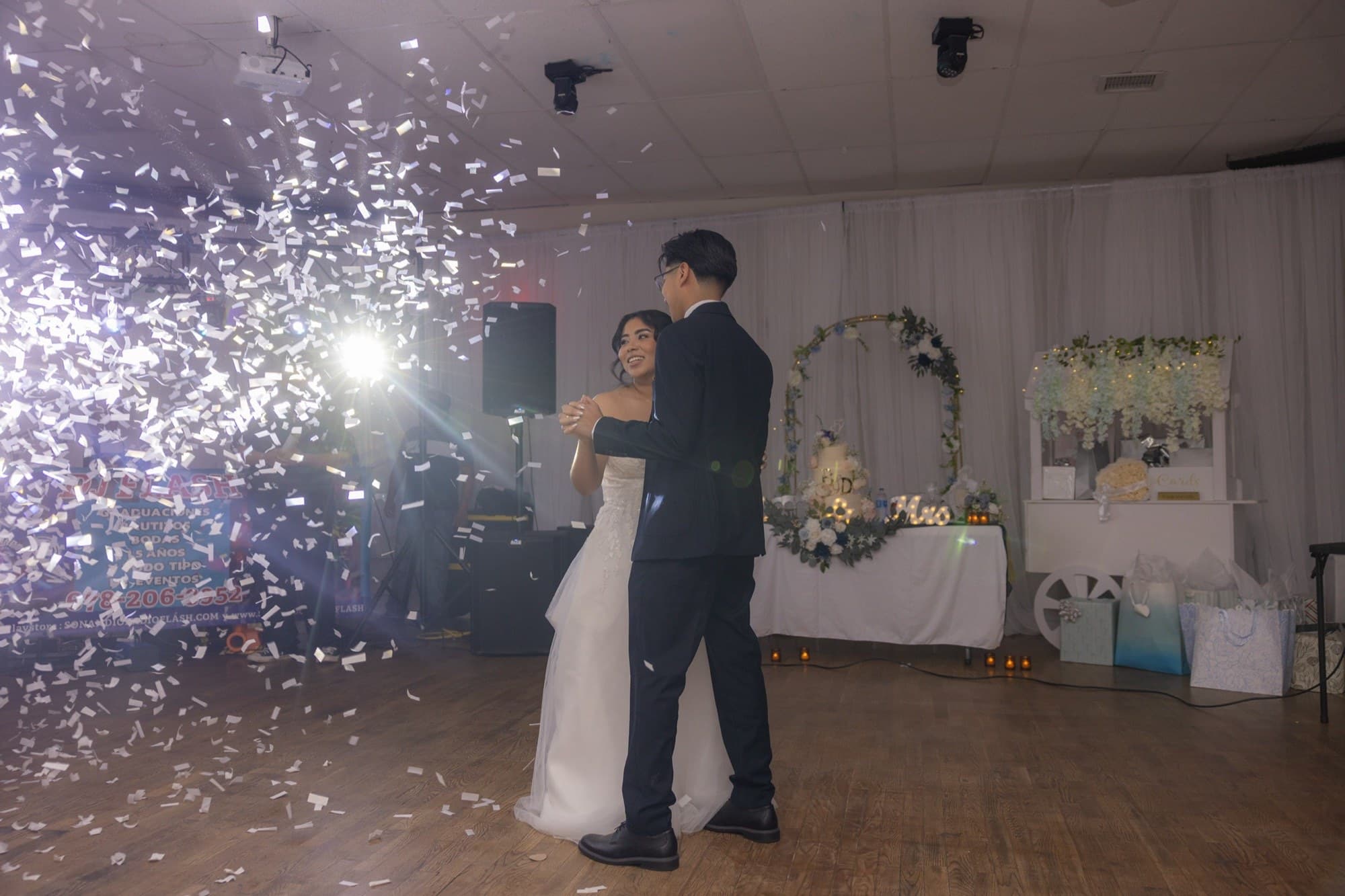 El primer baile de los novios bajo una lluvia de confeti